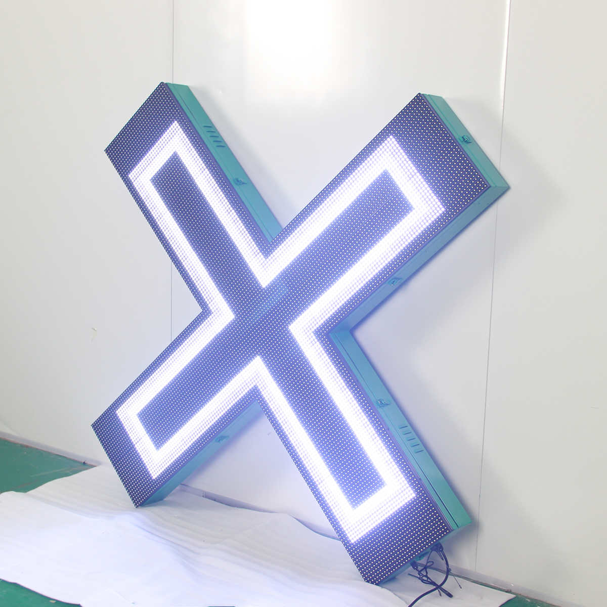 cross led screen