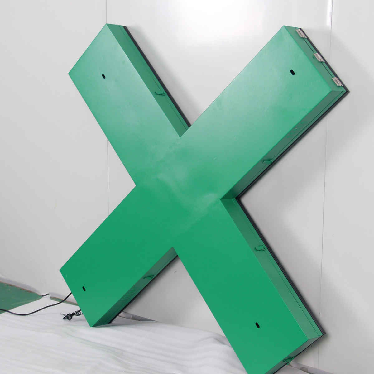 cross led screen